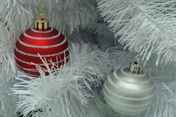 Bolas de Navidad en un árbol de Navidad blanco