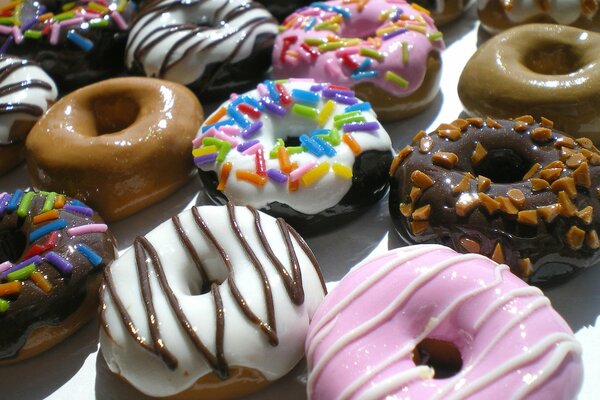 Süße Donuts mit einer Vielzahl von Füllungen