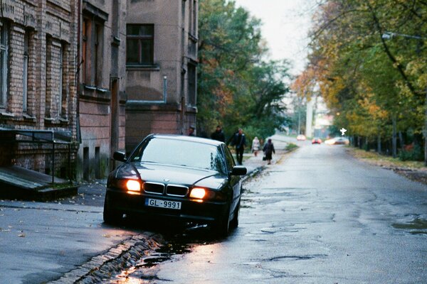 Черный бумер bmw на улице около дома