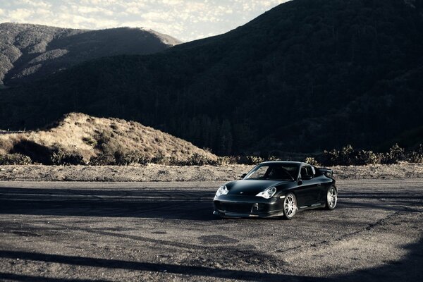 Montagnes, ciel sombre, et porsche carrera 9114s