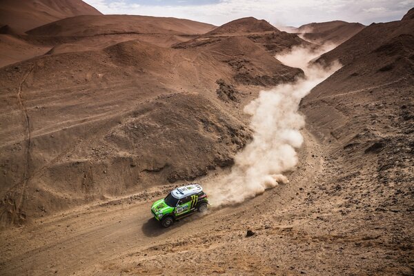 Le SUV mini Cooper soulève la poussière dans le désert