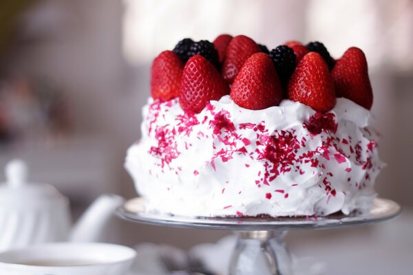 Torta di fragole dolce e bella con crema bianca