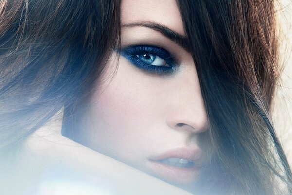 La actriz Megan Fox con maquillaje azul