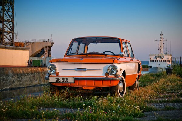 Orange modeste voiture populaire-Zaporozhets