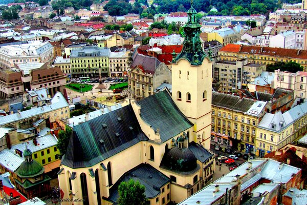Vista desde arriba de la catedral de Lviv