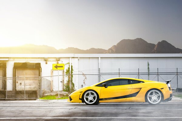 Ein gelber Lamborghini fährt mit einem Muster an der Wand entlang