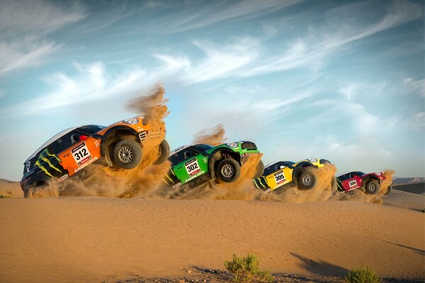 Los Mini Cooper en la salida se ponen de pie en el desierto