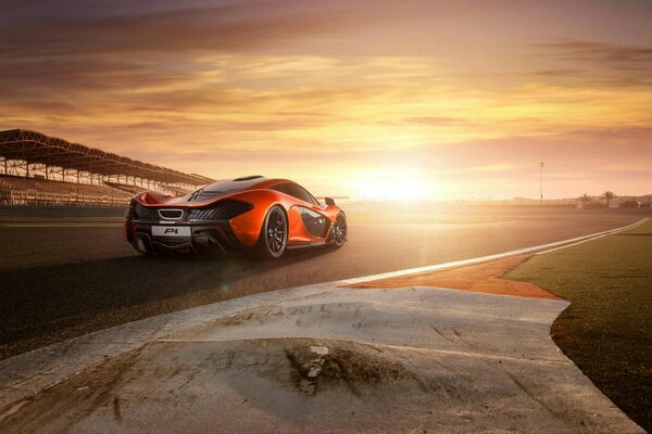 McLaren rouge et noir sur fond de coucher de soleil