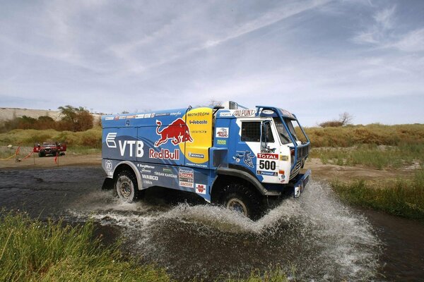 Uczestnik rajdu KAMAZ Dakar przemierzający zbiornik wodny