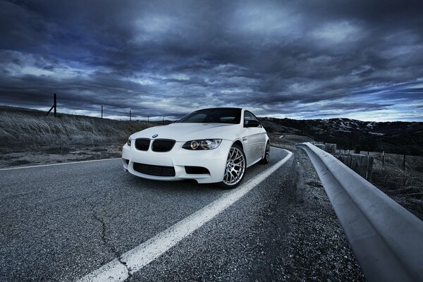 Voiture de couleur blanche BMW sur fond de nuages et de la route