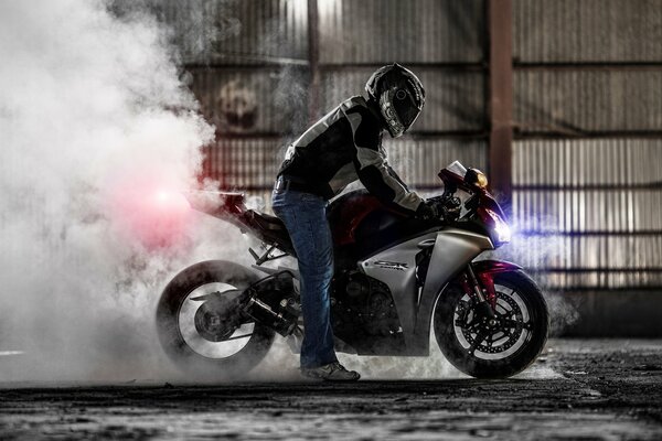 Honda cbr 1000rr raucht an einer Stelle