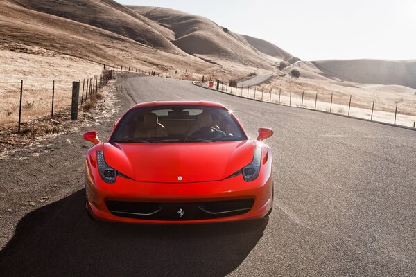 Ferrari rojo en la carretera en el desierto