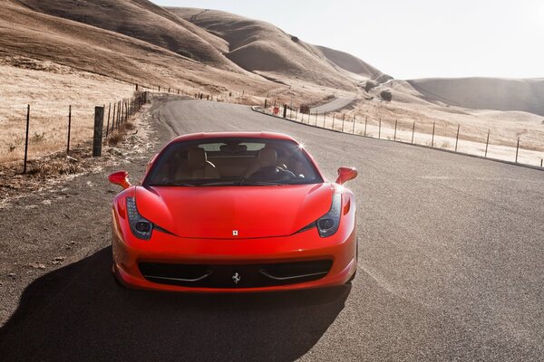 Czerwone Ferrari na poboczu na pustyni