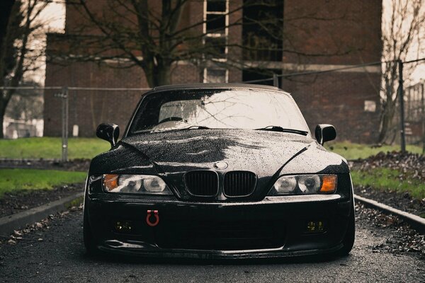 Screensaver Black bmw in the rain