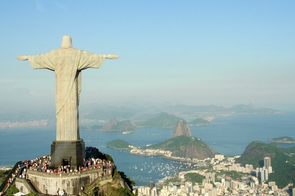 Posąg Jezusa w Rio de Janeiro z panoramą miasta