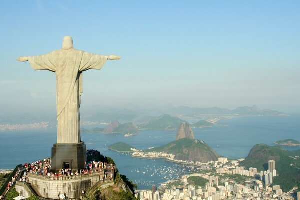 Статуя Иисуса в Рио-де- Жанейро с панорамой города