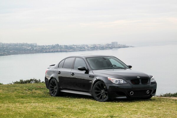 Bmw m5 elegante como la naturaleza