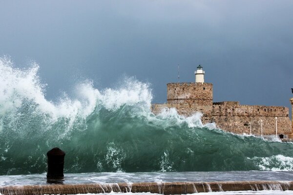 Il faro copre un onda alta