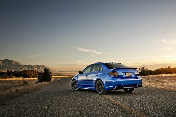 Subaru Impreza en el fondo de la carretera