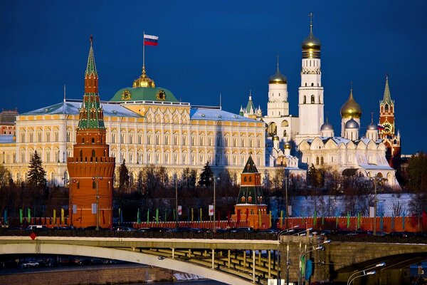 Una bandera rusa en desarrollo en Moscú sobre el Kremlin