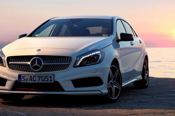 Mercedes blanco. Hermoso coche al atardecer