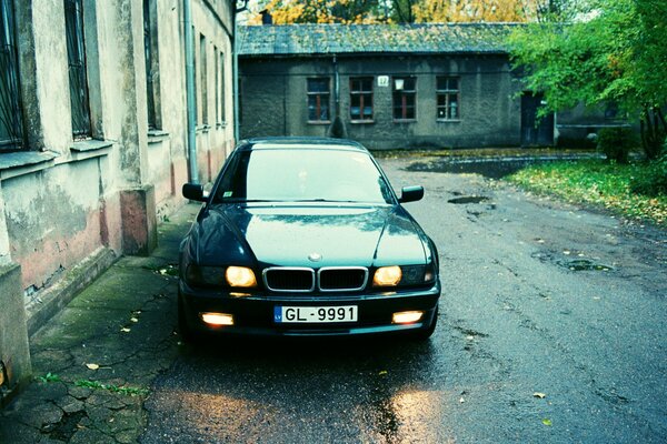 Minimalismo di strada e piena potenza della bmw 740