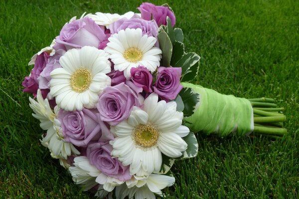 Bouquet con Margherita e rose e si trova sull erba