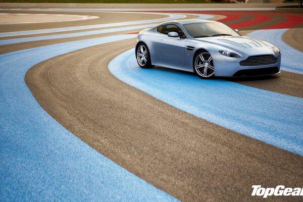 Supercar Aston Martin sur la piste de course