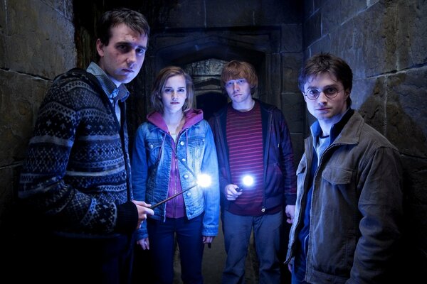 Harry Potter, Ron Weasley ed Hermione con le bacchette magiche