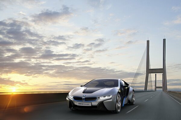 BMW-Auto auf der Brücke bei Sonnenuntergang