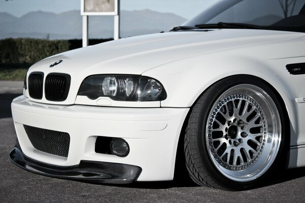 Tuning blanc BMW avec kit carrosserie