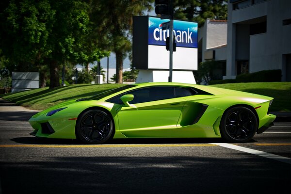 Hellgrüner Lamborghini, aventador seitlich auf der Straße