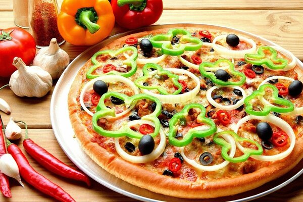 Pizza italiana con cebolla y verduras