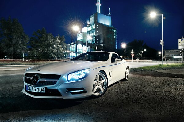 Blanc éblouissant dans la lumière de la nuit mercedes-benz sl 500