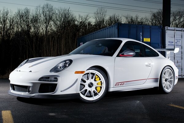 Supercar voiture blanche sur asphalte gris