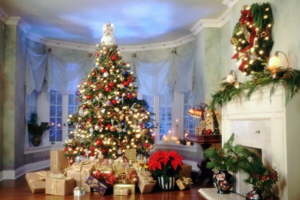 Cadeaux de Noël sous l arbre de Noël dans la maison