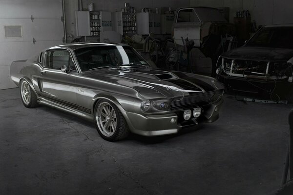 Voiture grise Ford Mustang GT500 dans le garage