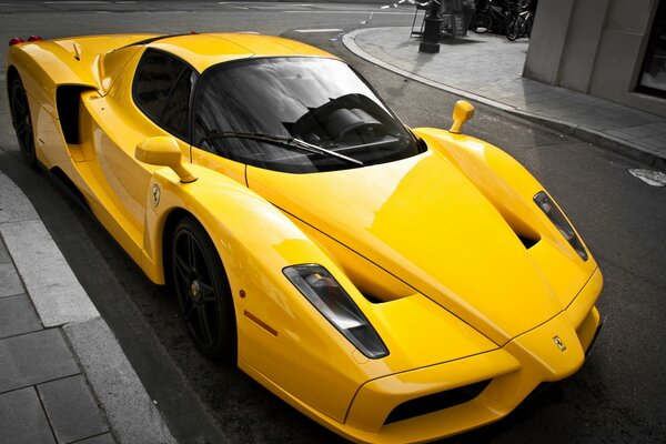 La prestigieuse supercar Ferrari jaune
