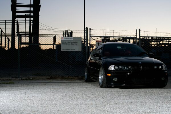 BMW noir au coucher du soleil