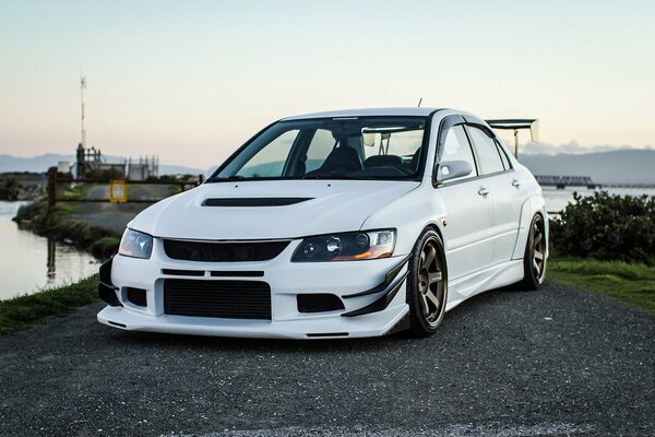 Mitsubishi lancer evo ix blanco cerca del lago