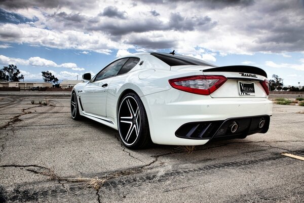 Maserati blanc sur fond de ciel nuageux