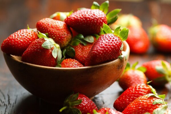 Juicy strawberries in a clay plate