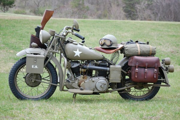 Motocicleta estadounidense de la segunda guerra mundial en el fondo de un Prado