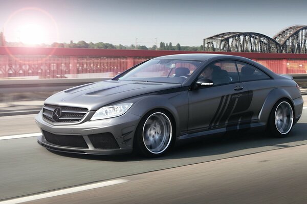Mercedes Black Edition en mouvement sur le pont