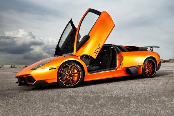 Orange mursielago Lamborghini, coole Scheiben und Guillotinentüren, foto unter freiem Himmel