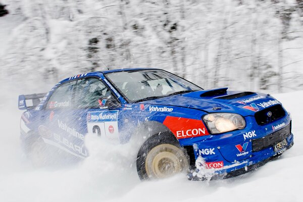 Blauer sportlicher Subaru im Schneestaub