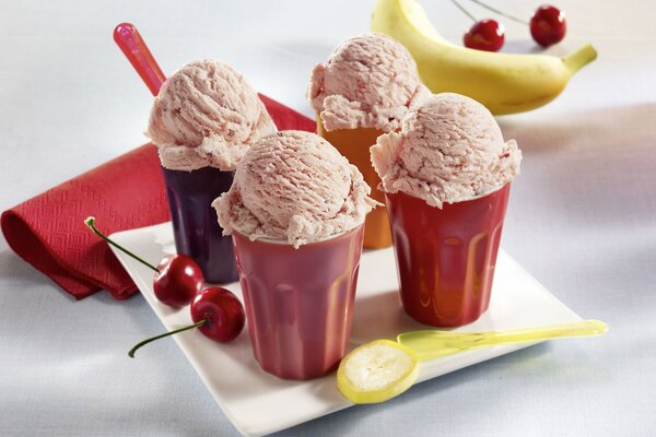 Crème glacée dans des verres avec service. Fruits et baies près de la crème glacée