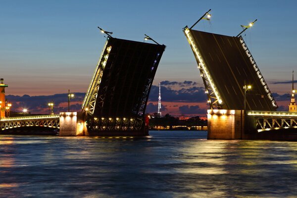 Große Zugbrücke in St. Petersburg