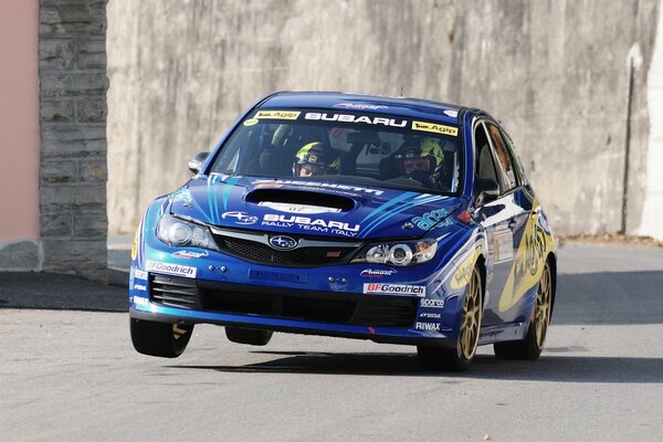 Subaru bleu avant, ne rentre pas dans le virage