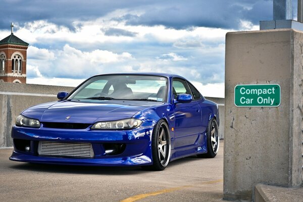 Nissan Silvia blu nel parcheggio